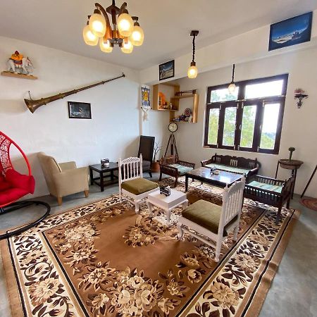 Redeem Cafe & Homestay Мак-Леод-Гейндж Экстерьер фото