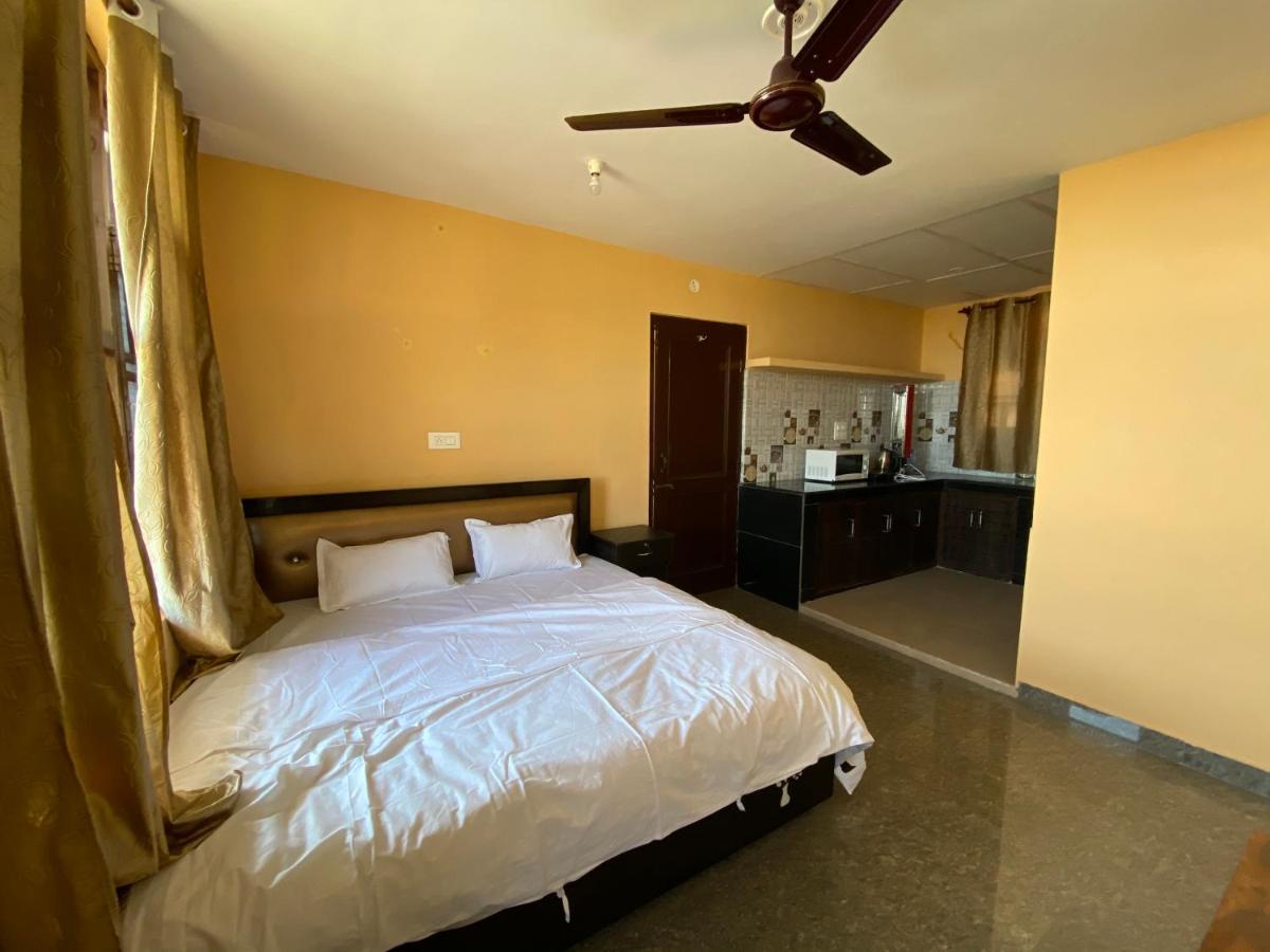 Redeem Cafe & Homestay Мак-Леод-Гейндж Экстерьер фото