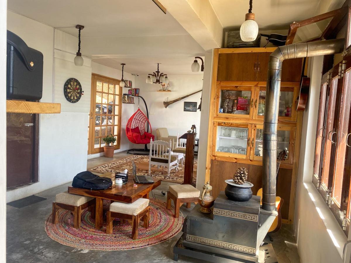 Redeem Cafe & Homestay Мак-Леод-Гейндж Экстерьер фото