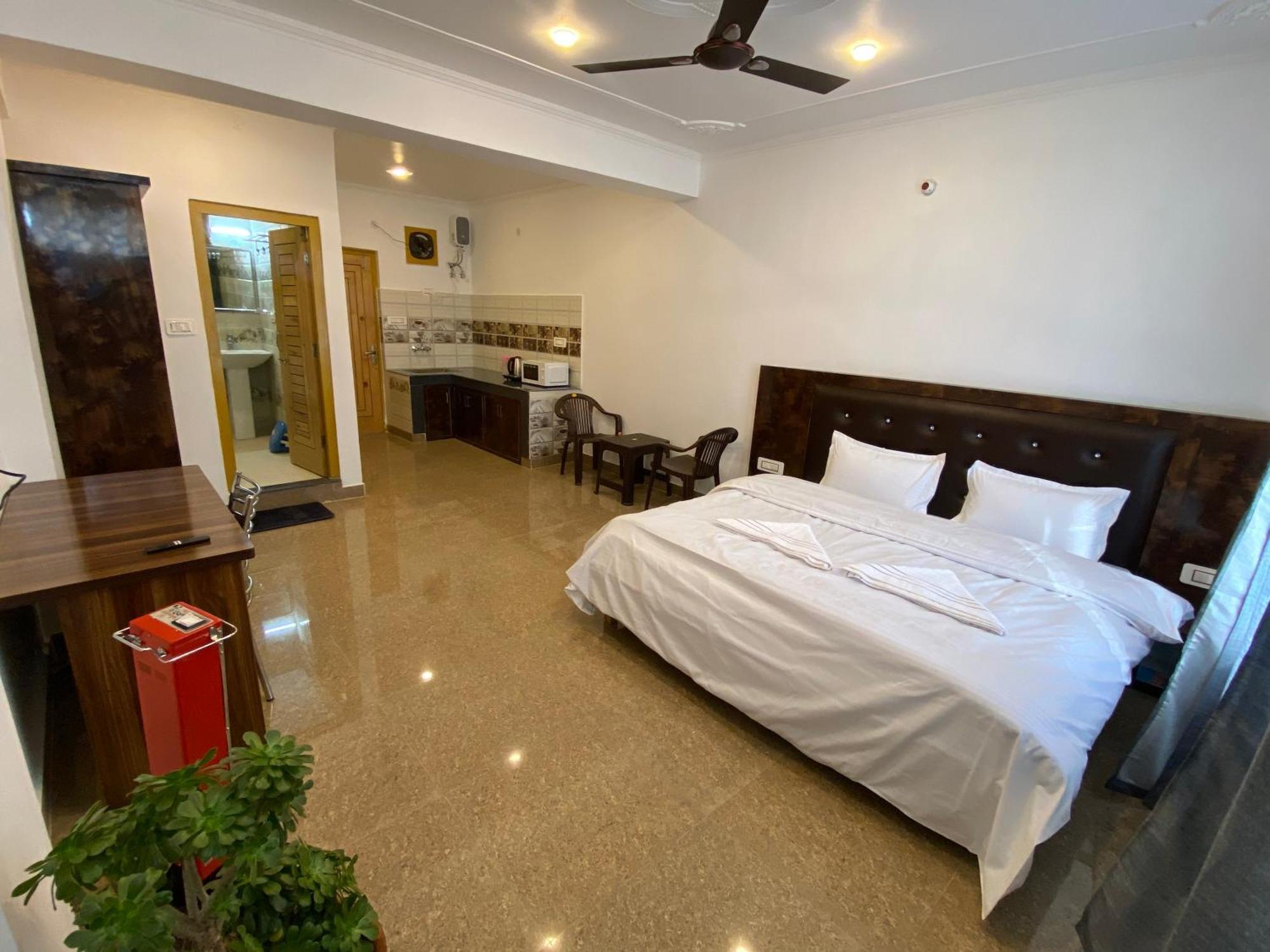 Redeem Cafe & Homestay Мак-Леод-Гейндж Экстерьер фото