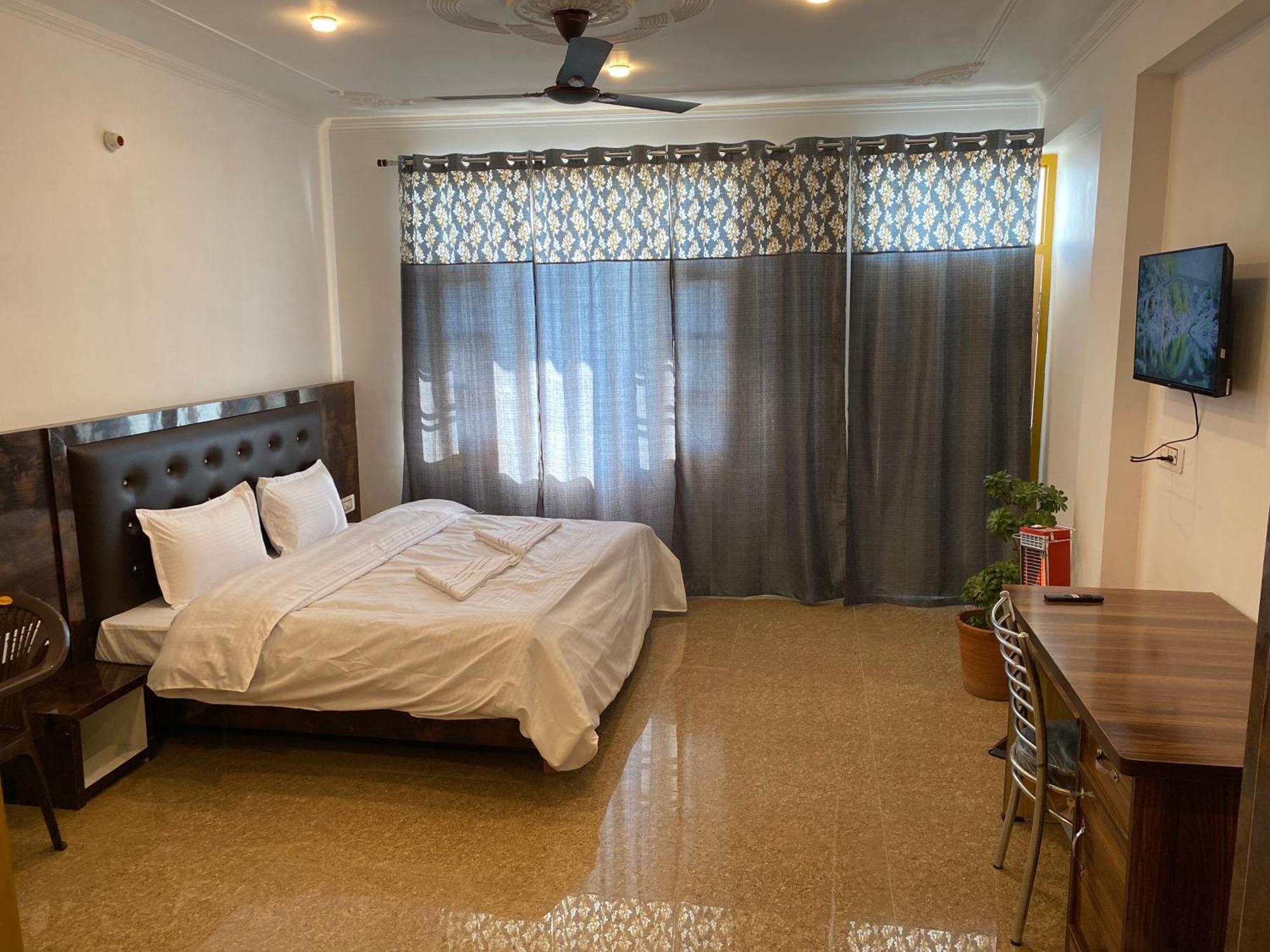 Redeem Cafe & Homestay Мак-Леод-Гейндж Экстерьер фото