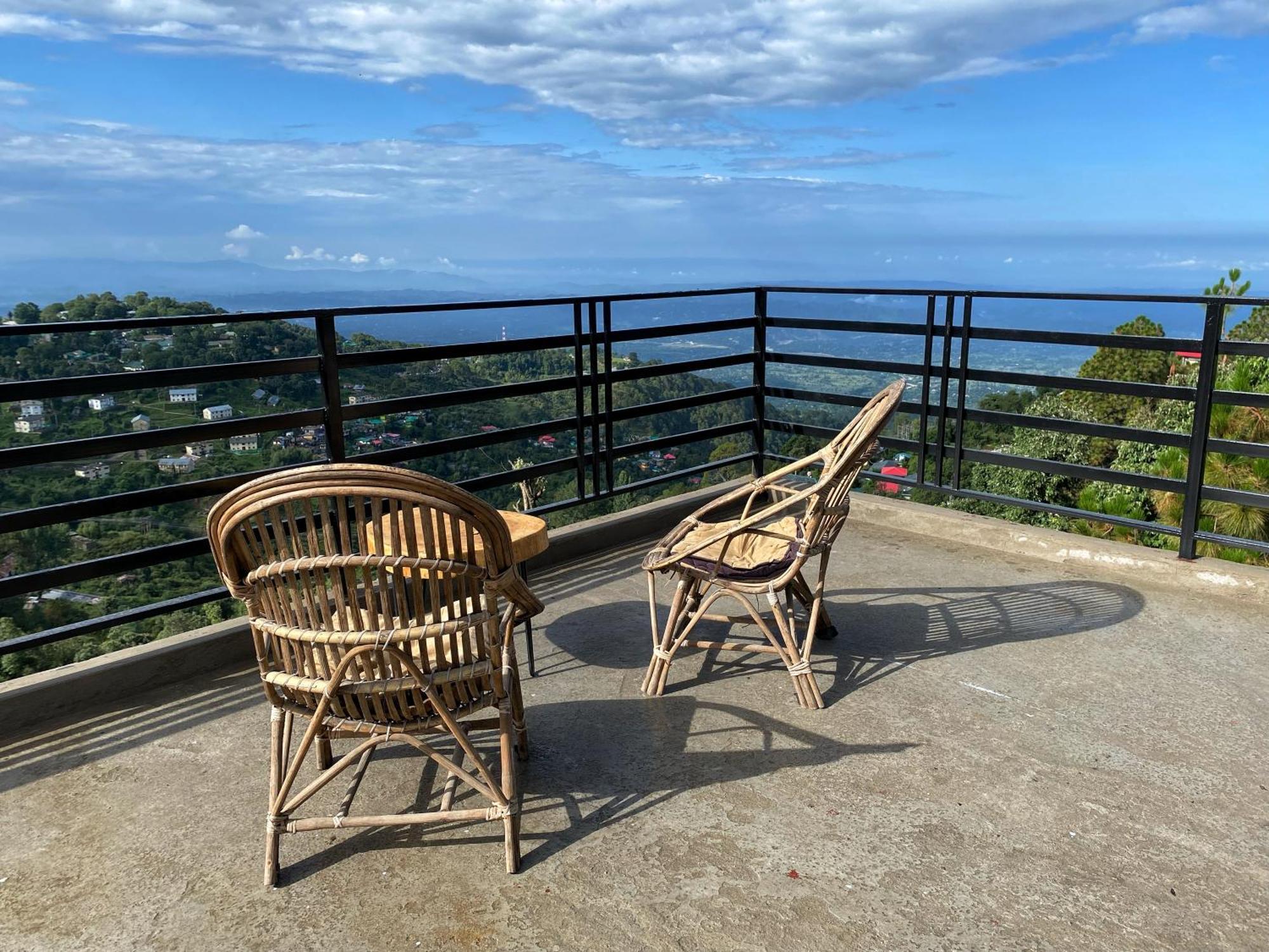 Redeem Cafe & Homestay Мак-Леод-Гейндж Экстерьер фото
