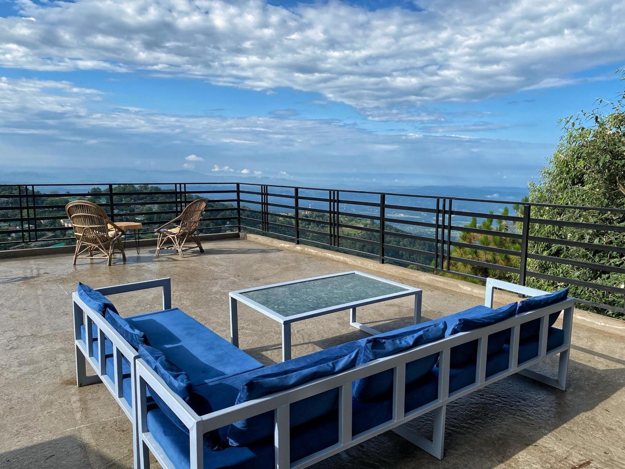 Redeem Cafe & Homestay Мак-Леод-Гейндж Экстерьер фото